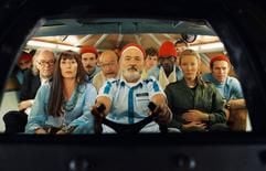 Die Tiefseetaucher Eleanor Zissou (gespielt von Anjelica Huston, 2.v.l.), Jane Winslett-Richardson (Cate Blanchett, 2.v.r.) und Klaus Daimler (Willem Dafoe, r) starten unter der Leitung von Steve Zissou (Bill Murray, M) zu einer Fahrt in die Tiefen des Meeres (Filmszene). Ziel der wohl letzten Expedition von Zissou ist die Suche nach einem Hai, der seinen Partner getötet hat. Wie im richtigen Leben lässt sich auch auf dieser Reise nicht alles immer so genau planen: Meuterei, Piratenübergriffe und zahlreiche weitere Überraschungen stellen das Team auf eine harte Probe. (Foto: Buena Vista/dpa)