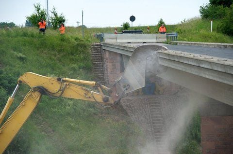 Bagger reißen die Autobahnbrücke bei Wallwitz (Saalekreis) am Mittwoch ab. Die Brücke über die Autobahn A14 muss abgerissen werden, nachdem sie in Bewegung geraten war. (FOTO: DPA)