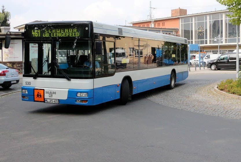 Ein Bus der VGS am Sangerhäuser Bahnhof. Für die Fahrscheine müssen Kunden ab Oktober mehr bezahlen.