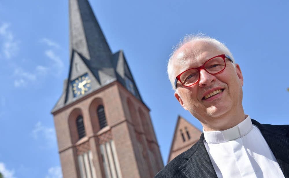 Pfarrer Johannes Toaspern vor der Stadtkirche Bitterfeld.