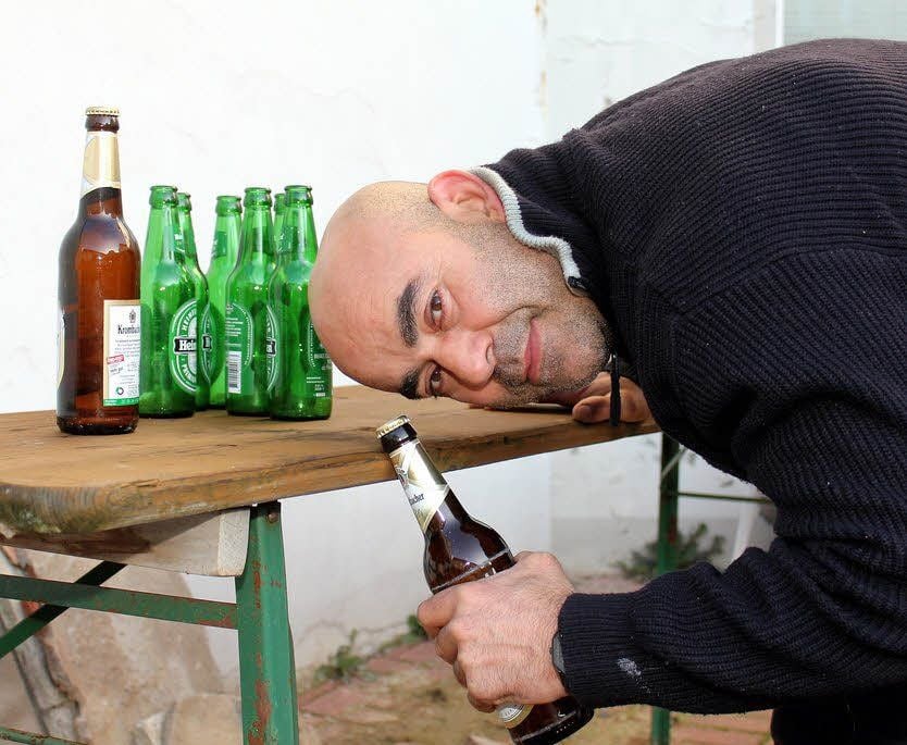 Ahmed Tafzi öffnet beim RTL-Supertalent in einer Minute 27 Bierflaschen mit dem Kopf und verbessert damit seinen eigenen Guinness-Rekord.