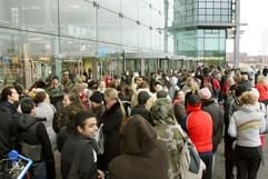 Zahlreiche Reisende stehen am Sonntag in Berlin während einer Evakuierungsaktion vor dem Hauptbahnhof. (Foto: dpa)