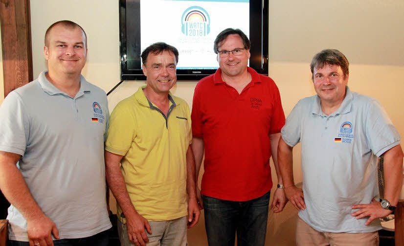 Die Aufnahme entstand beim ersten Treffen des WRTC-Organisationskomitees in Jessen (v.l.): Christian Janßen (1. Vorsitzender WRTC 2018 e.V.), Michael Jahn (SPD, Bürgermeister Jessen), Andreas Winter (DARC Ortsverband Jessen-Herzberg), Michael Höding (2. Vorsitzender WRTC 2018 e.V.).