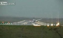 Ein Screenshot aus einem Amateurvideo zeigt am Montag den Landeversuch der Lufthansa-Maschine LH 044 vom Samstag am Flughafen Hamburg. (Foto: ddp)