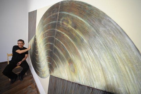 Der Maler Jaakov Blumas mit einem seiner Kunstwerke. (FOTO: HEIKO REBSCH)