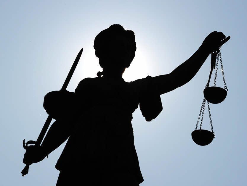 Ein Fall für „Justitia“: Ein heute 22-Jähriger musste sich wegen gefährlicher Körperverletzung verantworten.