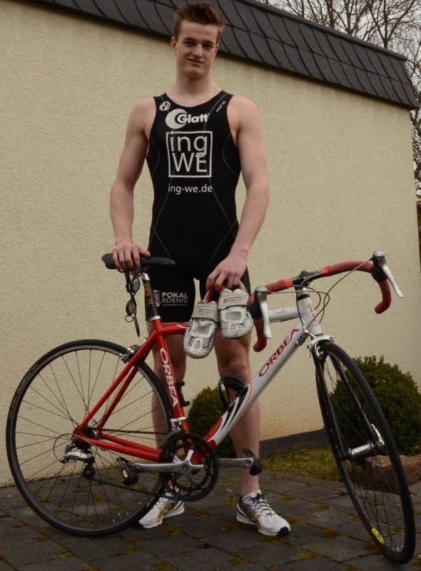 Schwimmanzug, Rennrad und Laufschuhe präsentiert Matthieu Roy als Zutaten für den Triathlon am Süßen See.