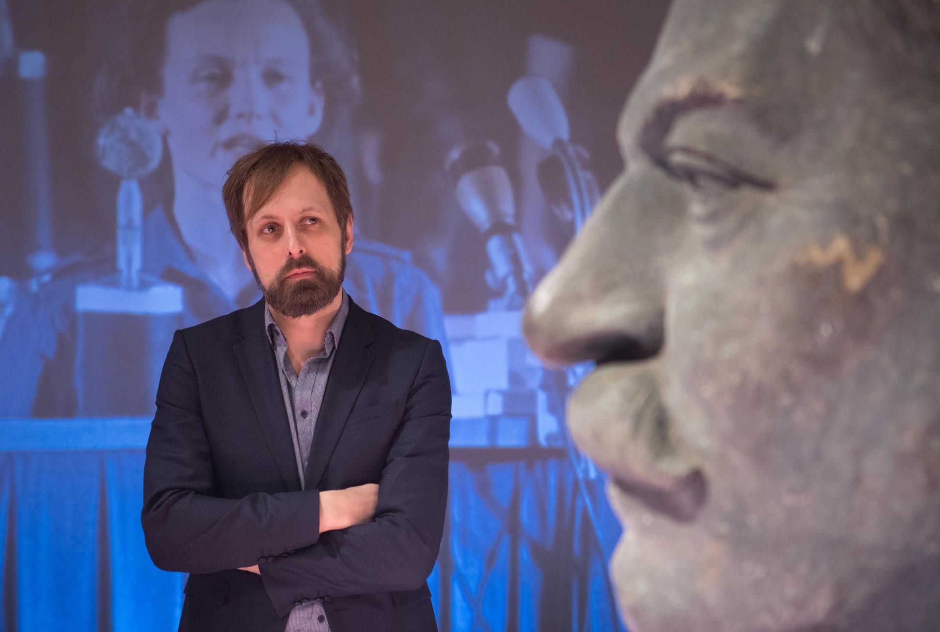 Kurator Andreas Engwert beobachtet. die Büste des sowjetischen Partei-und Regierungschefs Josef Stalin in einer Sonderausstellung der Stasi-Gedenkstätte Berlin-Hohenschönhausen.