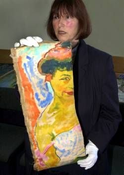Die linke Hälfte des vermutlich von den Tätern in der Mitte durchgeschnittene Bild "Junges Mädchen" von Max Pechstein zeigt eine Mitarbeiterin des Landeskriminalamtes am 18.05.2002 in Berlin. Nun ist auch die zweite Hälfte des Gemäldes wieder aufgefunden worden. Das Bild von 1908 hat einen Wert von etwa 250 000 Euro und war am 20. April zusammen mit mehreren anderen Gemälden aus dem Berliner Brücke-Museum gestohlen worden. dpa/lbn (Zu dpa 0228 vom 25.06.2002)