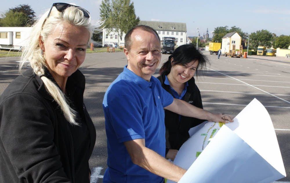 Nicole Wiesenmüller, Siegmund Michalski und Ivonne Zinke (von links) mit dem Belegungsplan.