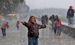 Eine Frau freut sich über Schneeflocken über Buenos Aires. Vor 89 Jahren hat es in der argentinischen Hauptstadt zum letzten Mal geschneit. (Foto: dpa)