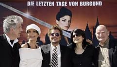 Der Intendant und Regisseur der Nibelungen-Festspiele, Dieter Wedel (M.), sowie die Schauspielerin Jasmin Tabatabai (2.v.r), die die Rolle der Kriemhild spielen wird, Anouschka Renzi (2.v.l), mit der Rolle der Sylva, Ilja Richter (l.), mit der Rolle des Rüdiger und Dieter Mann (r.), mit der Rolle des Hagen, stehen am Donnerstag (03.05.2007) in Worms lachend bei einer Pressekonferenz vor einem Plakat der Festspiele. (Foto: dpa)