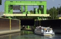 Ein Fahrgastschiff fährt in das Schiffshebewerk Magdeburg-Rothensee ein. Der Bundesrechnungshof aus wirtschaftlichen Gründen eine Stilllegung der 1938 eröffneten Anlage. (Foto: dpa)