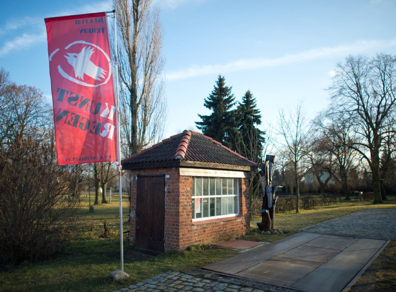 Im Jahr 2013 wurde die 6,25 Quadratmeter Galerie in einem früheren Wiegehäuschen in Dolgelin im Kreis Märkisch-Oderland eröffnet.
