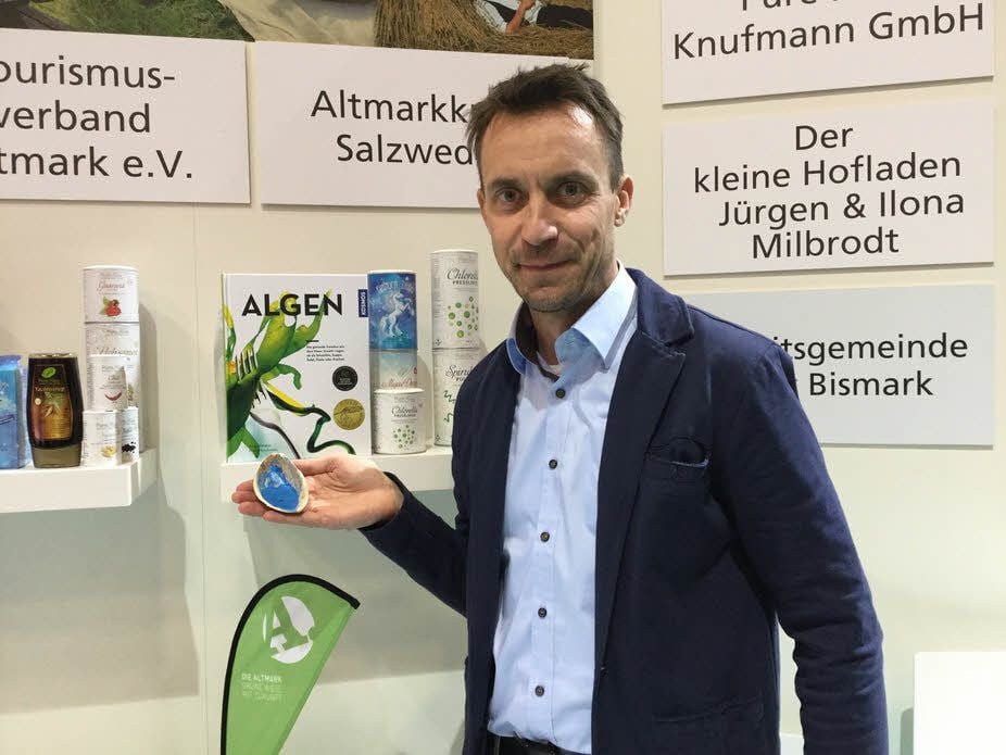 Jörg Ullmann präsentiert auf der Grünen Woche Algenpulver.
