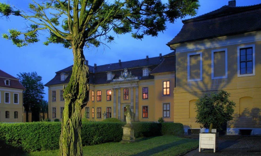Schloss Mosigkau in der Dämmerung.