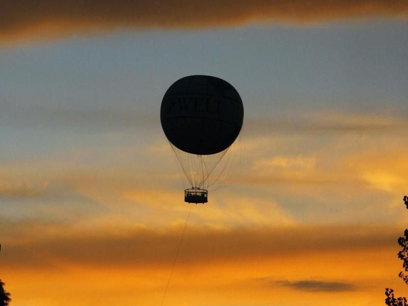 Hier oben ist sie besonders gut: Auf rund 150 Meter können Passagiere des Hi-Flyer die Berliner Luft schnuppern.