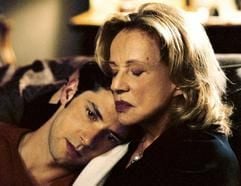 Der junge Romain (Melvil Poupaud) schmiegt sich im neuen Kinofilm "Die Zeit, die bleibt" (Szenenfoto) an seine Großmutter Laura (Jeanne Moreau). (Foto: dpa)