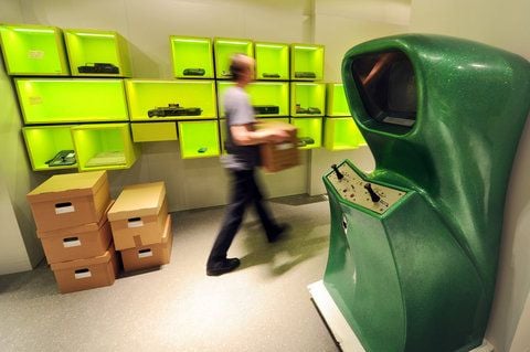 Ein Mitarbeiter richtet im Computerspielemuseum in Berlin Ausstellungsstücke her. (FOTO: DPA)