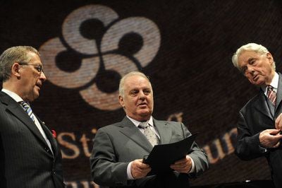 Der Dirigent Daniel Barenboim (M) erhält in München den Deutschen Kulturpreis 2009. Neben ihm stehen der Vorsitzende der Stiftung, Klaus Arnold (l), und sein Laudator, der Journalist Joachim Kaiser. (FOTO: DPA)
