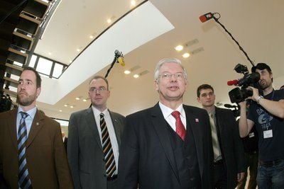 Der Ministerpräsident des Landes Hessen, Roland Koch (CDU, M) (FOTO: DPA)
