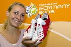 Elisabeth hält in Garching bei München die signierten Fußball-Schuhe von Bastian Schweinsteiger in den Händen. (Foto: dpa)