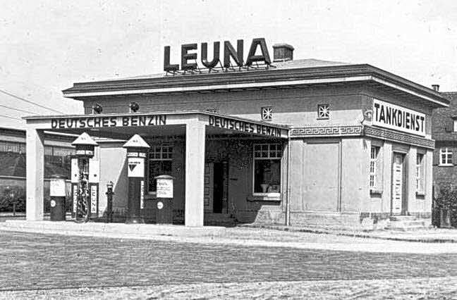 Direkt vor den Toren des Leuna-Werkes stehen heute noch Reste einer Tankstelle, die einst „deutsches Benzin“ verkaufte.