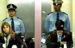 Marc Dutroux (rechts) und seine ehemalige Frau sitzen auf der Anklagebank. (Foto: dpa)