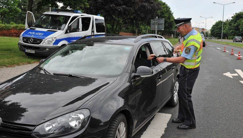 Polizisten bei einer Verkehrskontrolle in in der Friedhofstraße in Dessau: Polizeikommissar Heiko Mosch und seine Kollegen waren vor allem Ampel-Sündern auf der Spur.