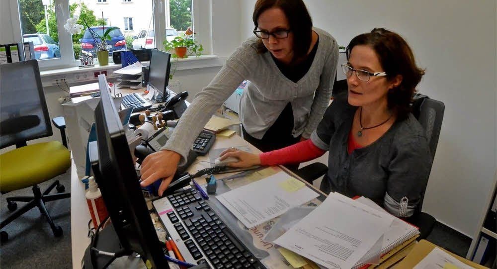 Die Ameos-Verwaltung ist umgezogen: Stefanie Pieley und Doreen Kasprzyk (vorn) vom Bereich Personalbetreuung.