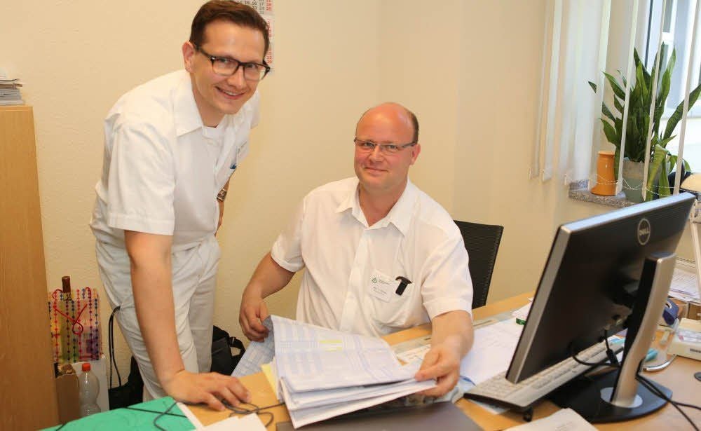 Thomas Pfennig (rechts), hier im Gespräch mit Projektmanager Mario Zimmer, ist neuer Pflegedirektor in der Asklepios-Klinik in Weißenfels.