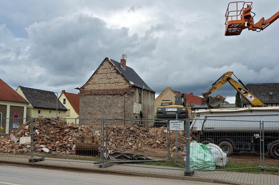 Abrissbagger rücken dem Gasthof „Roter Hirsch“ in Zöschen zu Leibe.