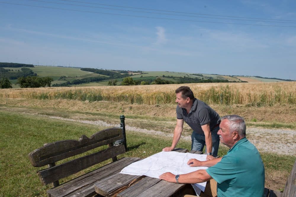 Schöner entspannen: Wolfgang Bischoff (r.) und Reiner Frunzke am Ortsrand von Tultewitz mit weitem Blick ins Thüringische.