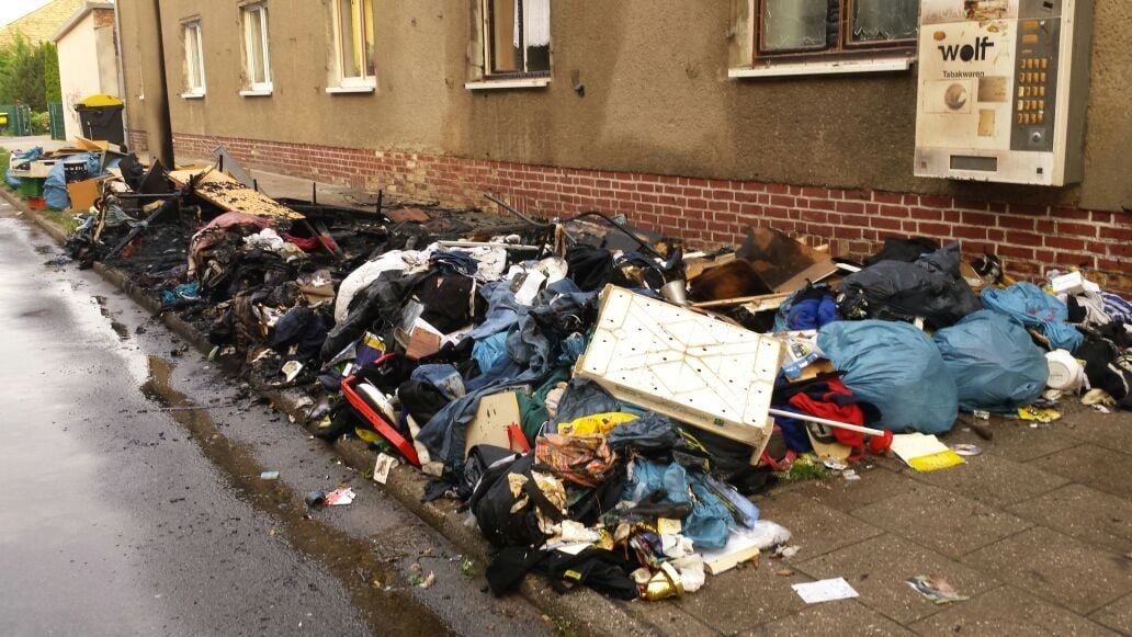 Aus bisher ungeklärter Ursache brannte dieser Sperrmüllhaufen.