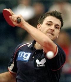 Timo Boll schmettert einen Ball zurück zu Qin Yike (China). (Foto: dpa) (Foto: dpa)