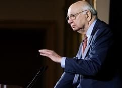 Paul Volcker präsentiert am Donnerstag (27. Oktober 2005) in New York den Abschlussbericht der UN-Kommission über Korruption beim Programm «Öl für Lebensmittel» für den Irak. (Foto: dpa)