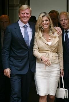 der Niederlande verlassen am Mittwoch (18.6.2003) mit einem Presseoffizier Den Haag, nachdem sie bekannt gegeben haben, dass sie ein Kind erwarten. Das erste Kind des niederländischen Thronfolgerpaares soll im Januar 2004 zur Welt kommen. (Foto: dpa)