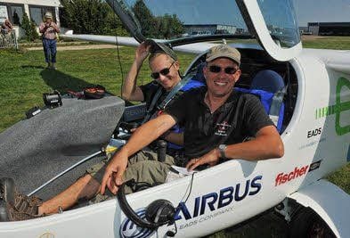 Einmal volltanken, bitte: Auf dem Dessauer Flugplatz landete am Donnerstag ein Elektroflugzeug.