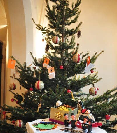 Wünsche landen auch am Weihnachtsbaum im Lutherhaus.