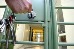 Freiheit statt geschlossene Anstalt: Das Landgericht Cottbus lehnte die nachträgliche Sicherungsverwahrung eines 40 Jahre alten Vergewaltigers nach Verbüßung seiner Strafe ab. (Archivfoto: dpa)