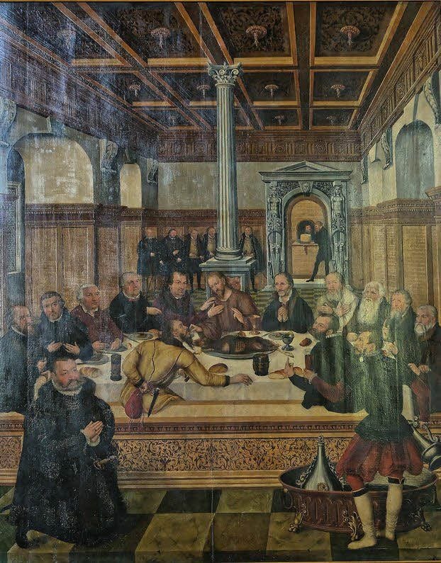 Das „Dessauer Abendmahl“ von 1565 zeigt in der Johanniskirche die wichtigsten mitteldeutschen Reformatoren und verschiedene Mitglieder des Fürstenhauses Anhalt - außerdem die einzige verbürgte Selbstdarstellung Cranachs des Jüngeren. Wobei darüber gerade diskutiert wird, ob der Mundschenk tatsächlich der Maler ist.
