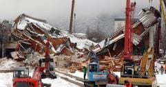 Rettungskräfte arbeiten in Bad Reichenhall an der eingestürzten Eissporthalle. Der Einsturz von Hallendächern im letzten Winter hat bei vielen Deutschen Spuren hinterlassen (Archivfoto vom 03. Januar 2006). (Foto: dpa)