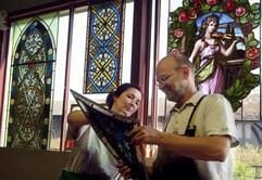Die Glasmalerin Sandra Schischkowski und der Glaser Roland von Homeyer fachsimpeln am 16.09.2003 in der Werkstatt der Firma Schneemelcher in Quedlinburg über ein zu restaurierendes Kirchenfenster. (Foto: dpa)