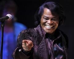 Der "Godfather of Soul", James Brown, aufgenommen am Donnerstag (27.11.03) in der Philharmonie in Koeln. Die Domstadt ist die einzige Deutschland-Station im Rahmen der laufenden Welttournee des 75-jaehrigen Musikers. Brown stellt auch Stuecke seines aktuellen Albums "The Next Step" vor. (Foto: Henning Kaiser/ddp)