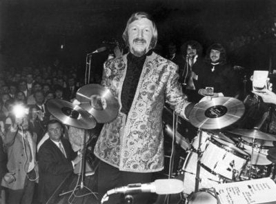 Der Bandleader und Komponist James Last freut sich in der Ostseehalle in Kiel über drei Goldene Schallplatten (Archivfoto vom 11.11.1970). (FOTO: DPA)