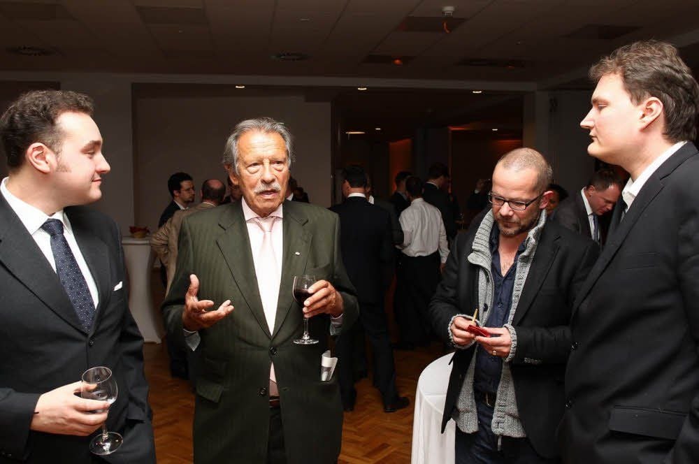 Der Verleger und Herausgeber der MZ, Alfred Neven DuMont (2.v.l.), im Gespräch mit den Online-Redakteuren von mz-web, Chris Brinkel, Gero Hirschelmann und Ken Metze (v.l.). Sie erhielten den DuMont-Journalistenpreis 2013 für das Mitmach-Portal „MZ-BürgerReporter“.