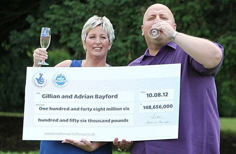 Adrian Bayford und seine Ehefrau Gillian mit dem Lotteriescheck. (FOTO: DPA)