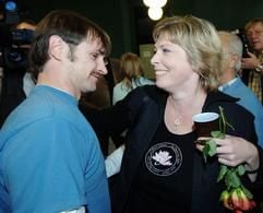 Harry Wörz (l) erhält am Donnerstag (06.10.2005) nach dem Freispruch des Landgerichts in Mannheim Glückwünsche von seiner Frau Anke. (Foto: dpa)
