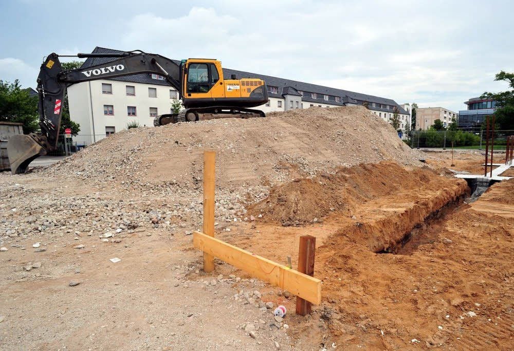 Über den Berg. Größer und schöner soll der Nachfolger des abgerissenen „Edeka“ werden.