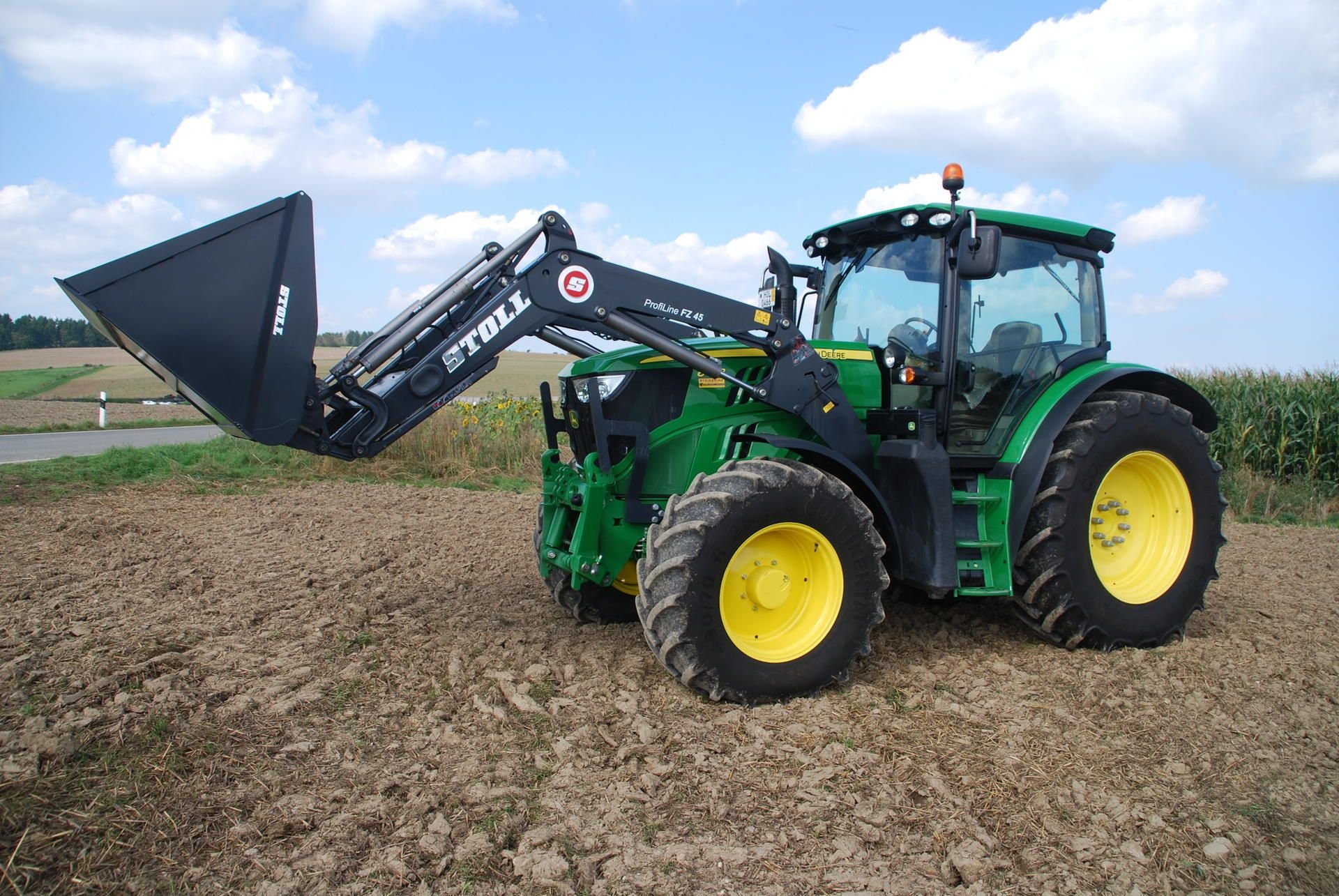 Ein John Deere-Traktor des Typs 6130R mit einem Stoll-Frontlader wie auf diesem Foto - nur ohne die Baggerschaufel - wurde in Langeln gestohlen.